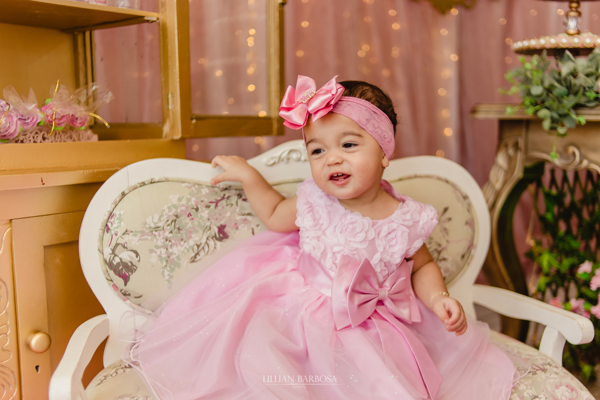 aniversário infantil de um ano de menina, jardim encantado, menina com vestido rosa