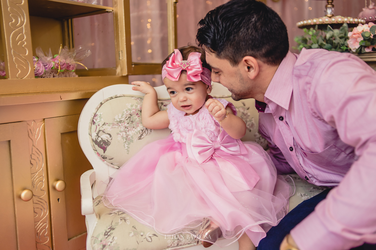 aniversário infantil de um ano de menina, jardim encantado, menina com vestido rosa