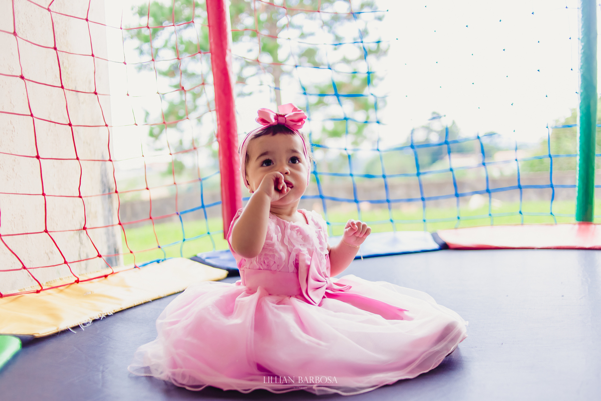 aniversário infantil de um ano de menina, jardim encantado, menina com vestido rosa