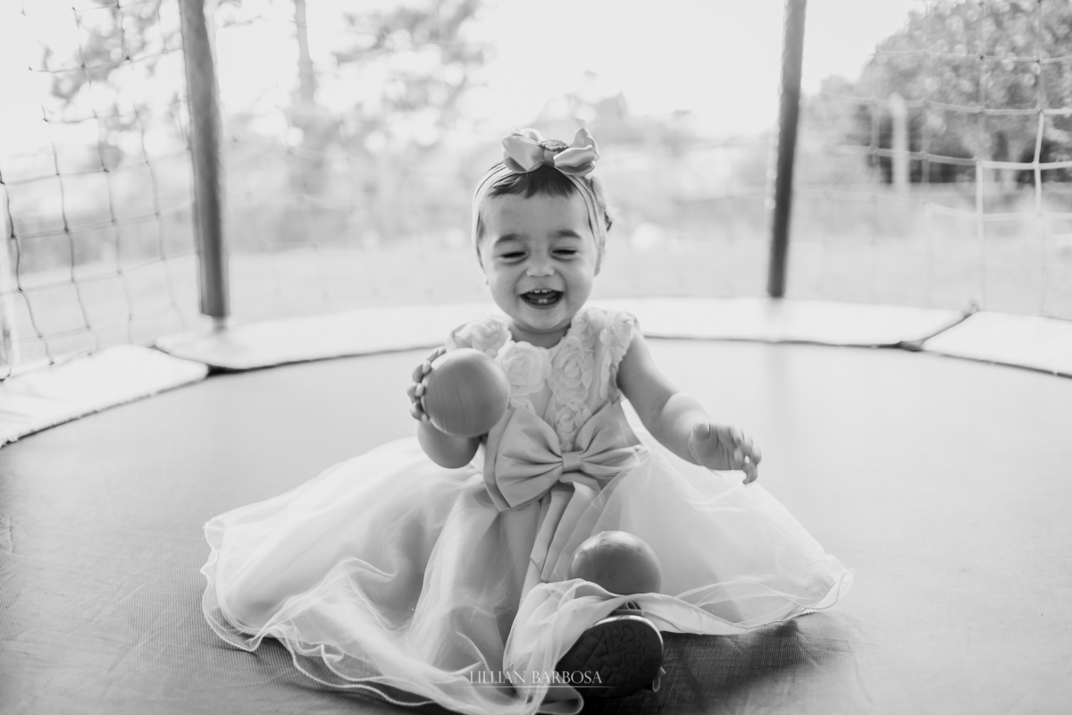 aniversário infantil de um ano de menina, jardim encantado, menina com vestido rosa