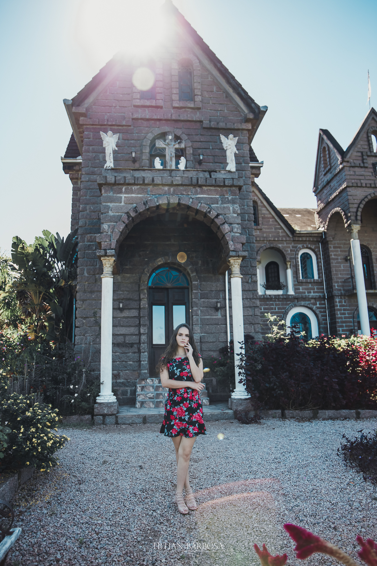 Ensaio de 15 anos no Castelo Belvedere, Treze de Maio santa catariana, com a fotografa lillian barbosa,  moça no jardim