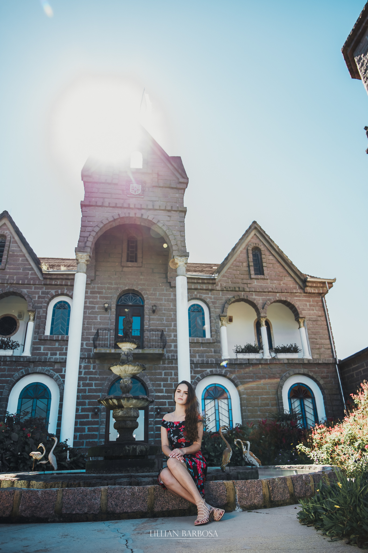 Ensaio de 15 anos no Castelo Belvedere, Treze de Maio santa catariana, com a fotografa lillian barbosa,  moça no jardim