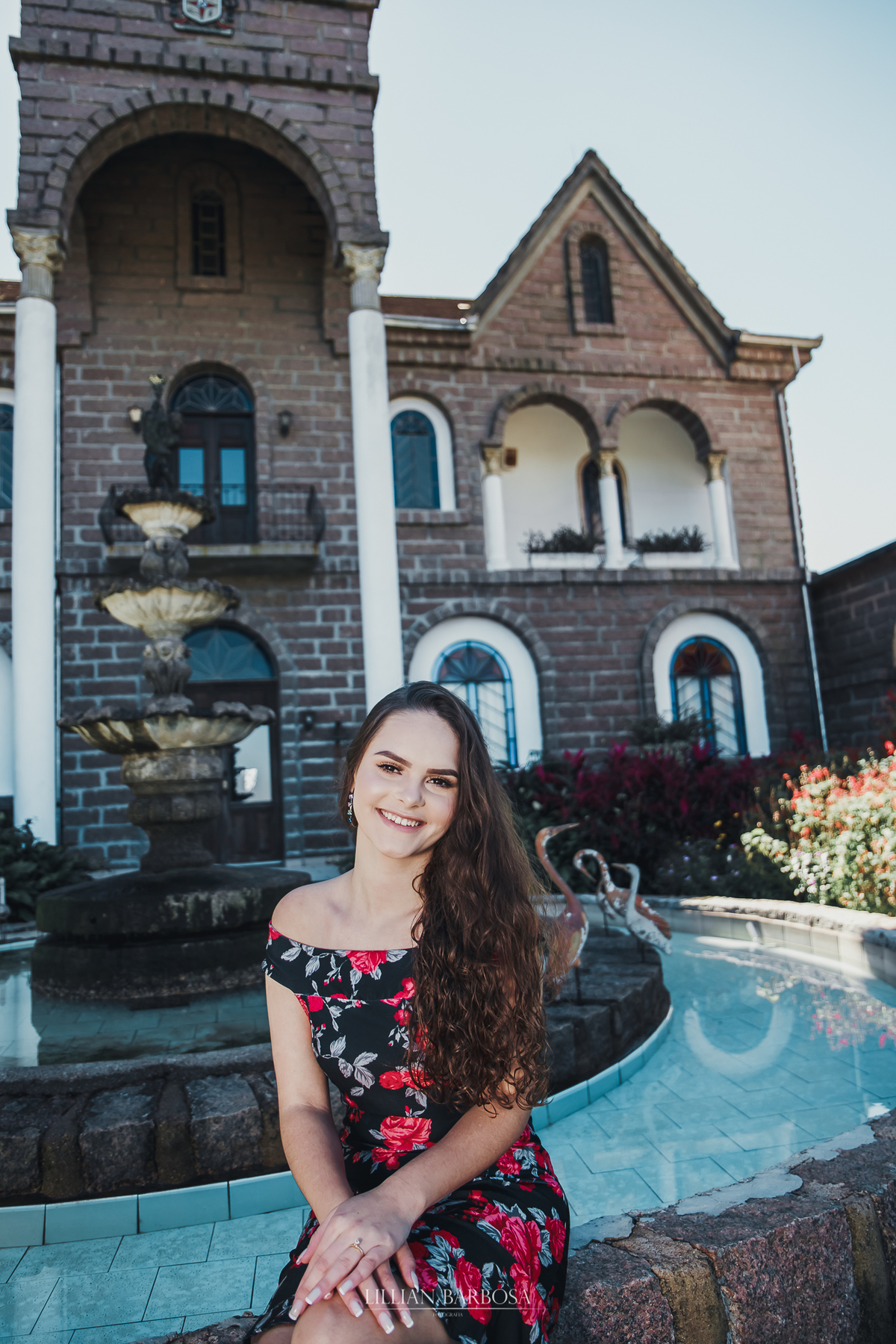 Ensaio de 15 anos no Castelo Belvedere, Treze de Maio santa catariana, com a fotografa lillian barbosa,  moça no jardim