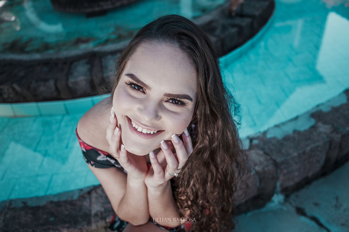 Ensaio de 15 anos no Castelo Belvedere, Treze de Maio santa catariana, com a fotografa lillian barbosa,  moça no jardim