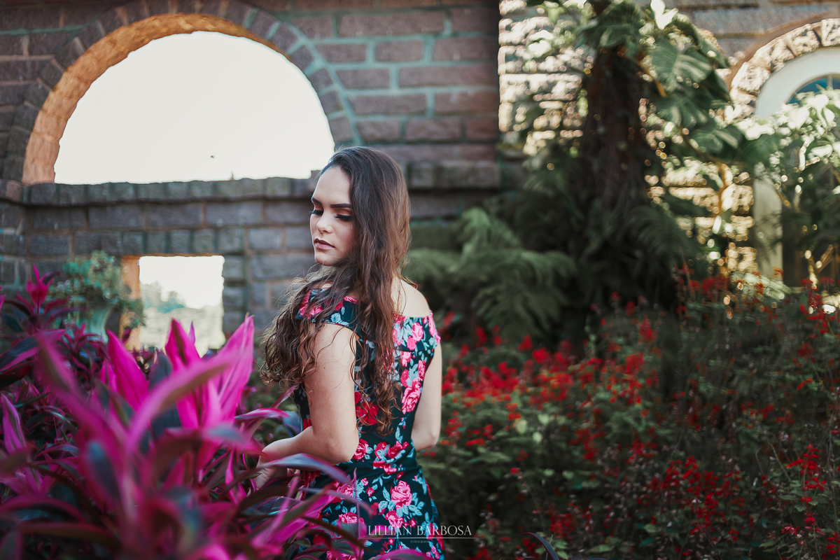 Ensaio de 15 anos no Castelo Belvedere, Treze de Maio santa catariana, com a fotografa lillian barbosa,  moça no jardim