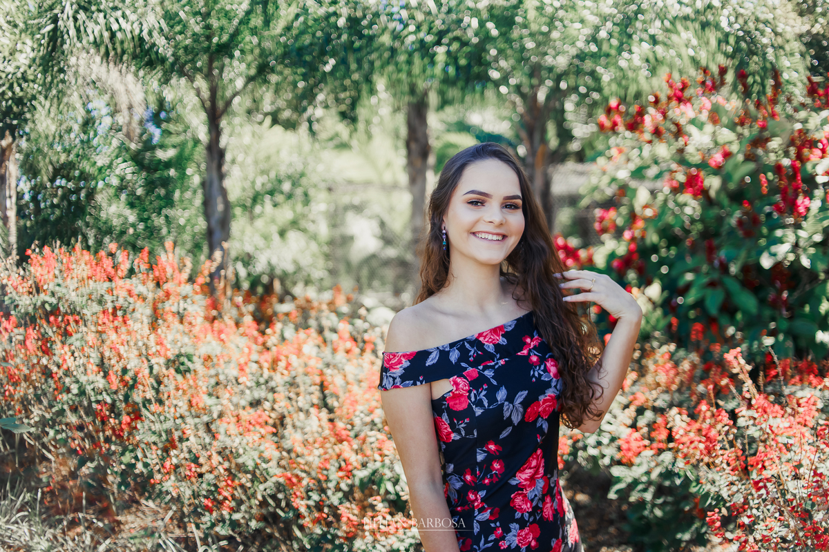Ensaio de 15 anos no Castelo Belvedere, Treze de Maio santa catariana, com a fotografa lillian barbosa,  moça no jardim