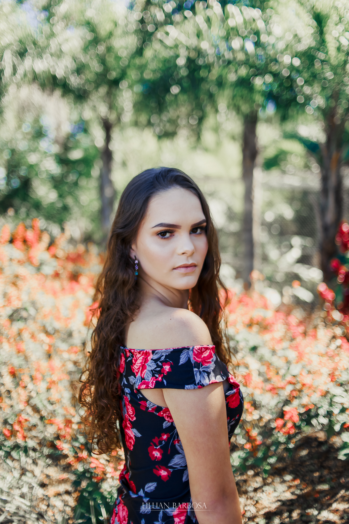 Ensaio de 15 anos no Castelo Belvedere, Treze de Maio santa catariana, com a fotografa lillian barbosa,  moça no jardim