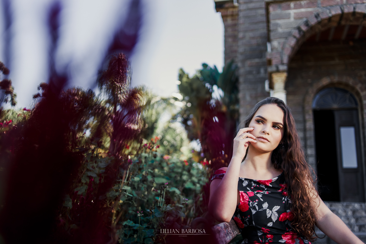 Ensaio de 15 anos no Castelo Belvedere, Treze de Maio santa catariana, com a fotografa lillian barbosa,  moça no jardim