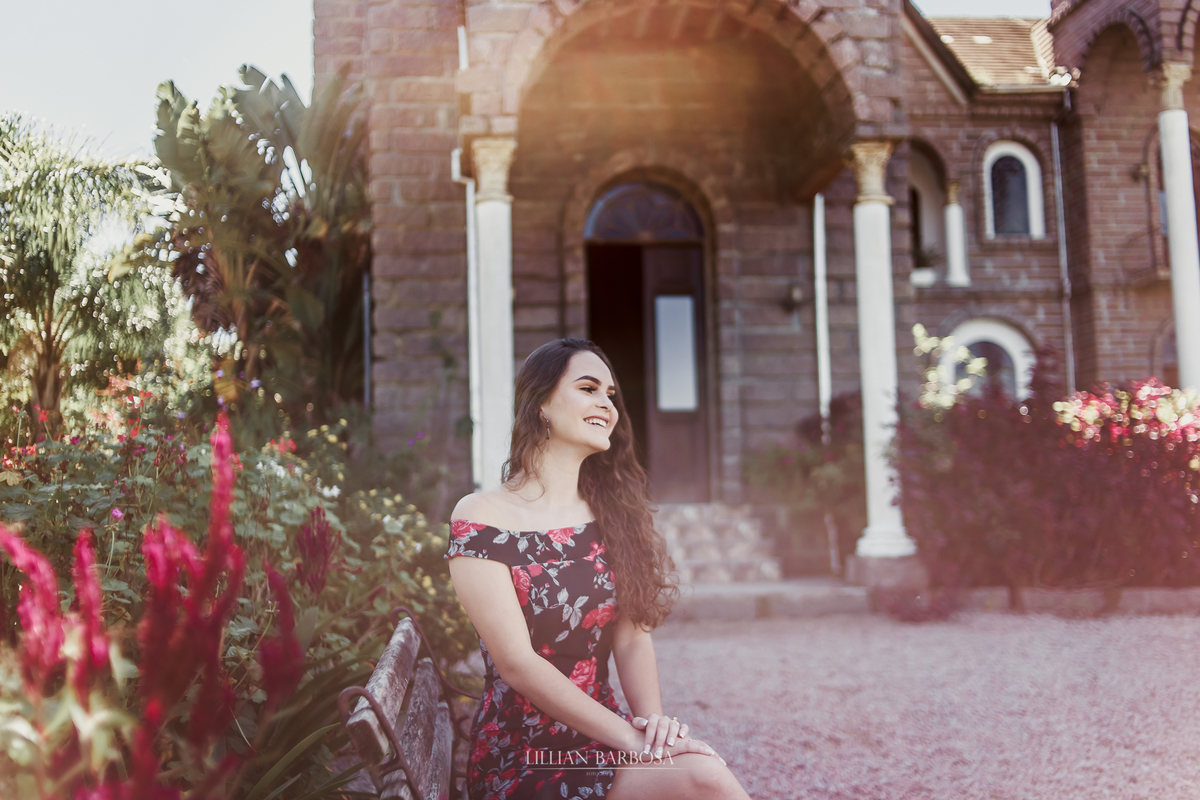 Ensaio de 15 anos no Castelo Belvedere, Treze de Maio santa catariana, com a fotografa lillian barbosa,  moça no jardim