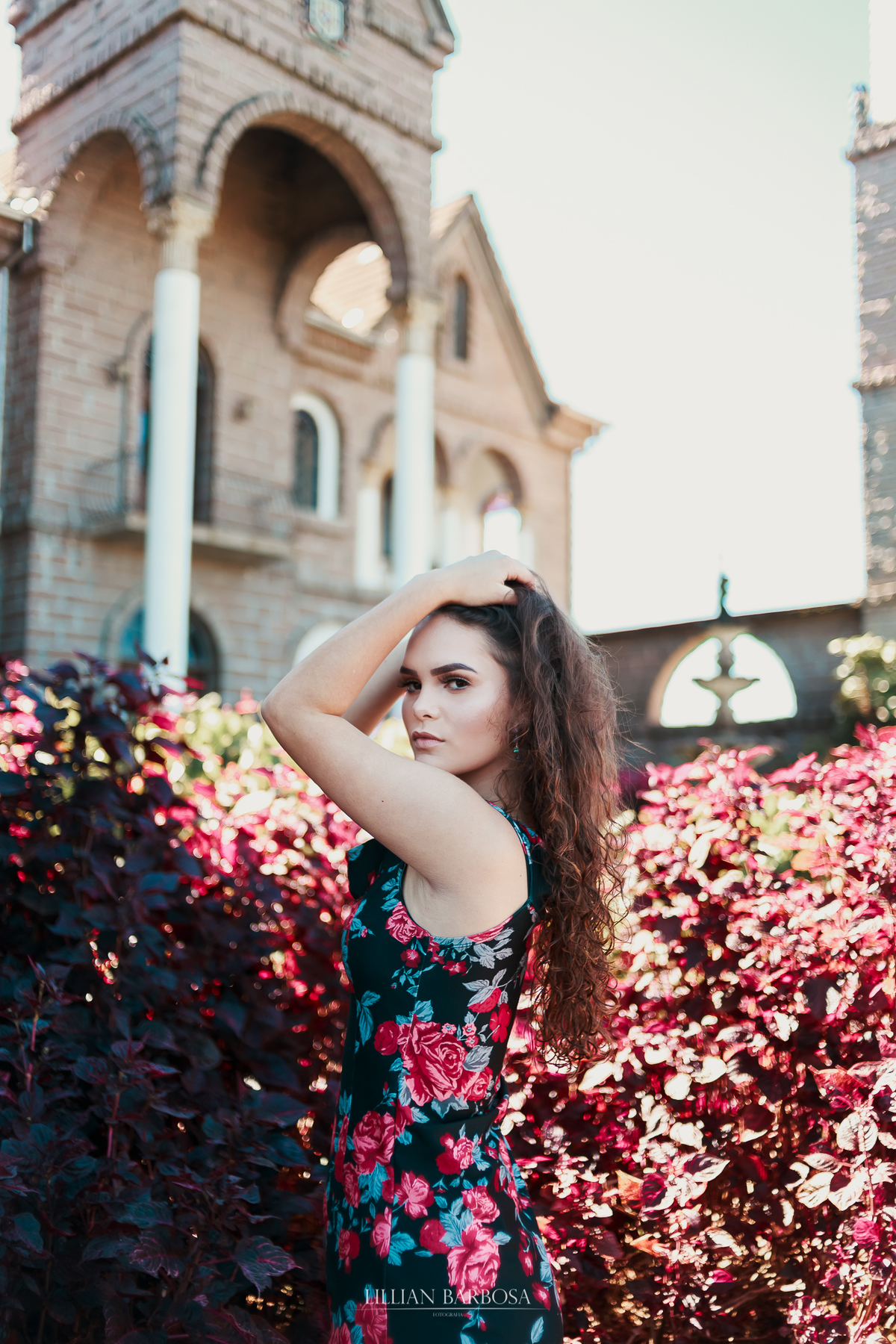 Ensaio de 15 anos no Castelo Belvedere, Treze de Maio santa catariana, com a fotografa lillian barbosa,  moça no jardim