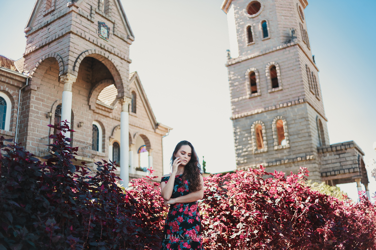 Ensaio de 15 anos no Castelo Belvedere, Treze de Maio santa catariana, com a fotografa lillian barbosa,  moça no jardim