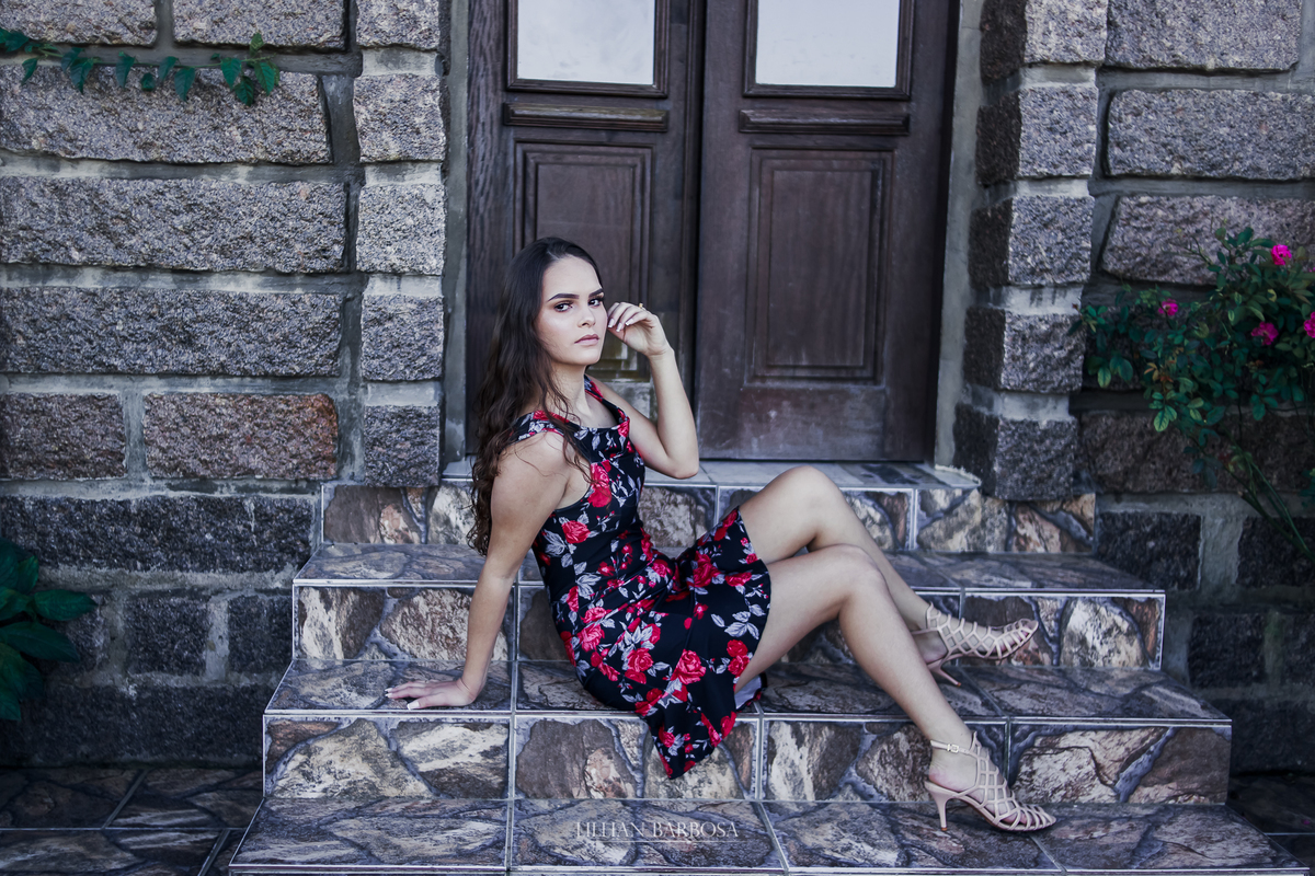 Ensaio de 15 anos no Castelo Belvedere, Treze de Maio santa catariana, com a fotografa lillian barbosa,  moça no jardim