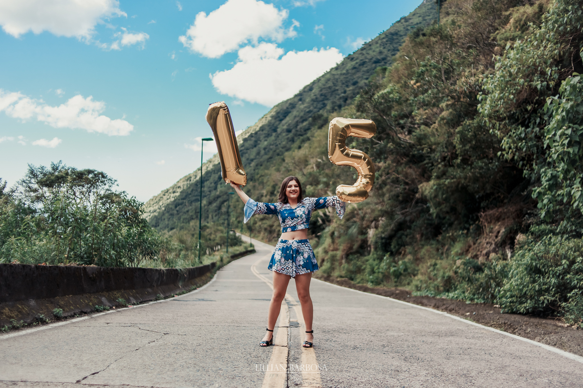 Ensaio de 15 anos externo na serra do Rio do rastro, Santa Catarina, dia de sol, balão de coração, Lillian Barbosa Fotografia.