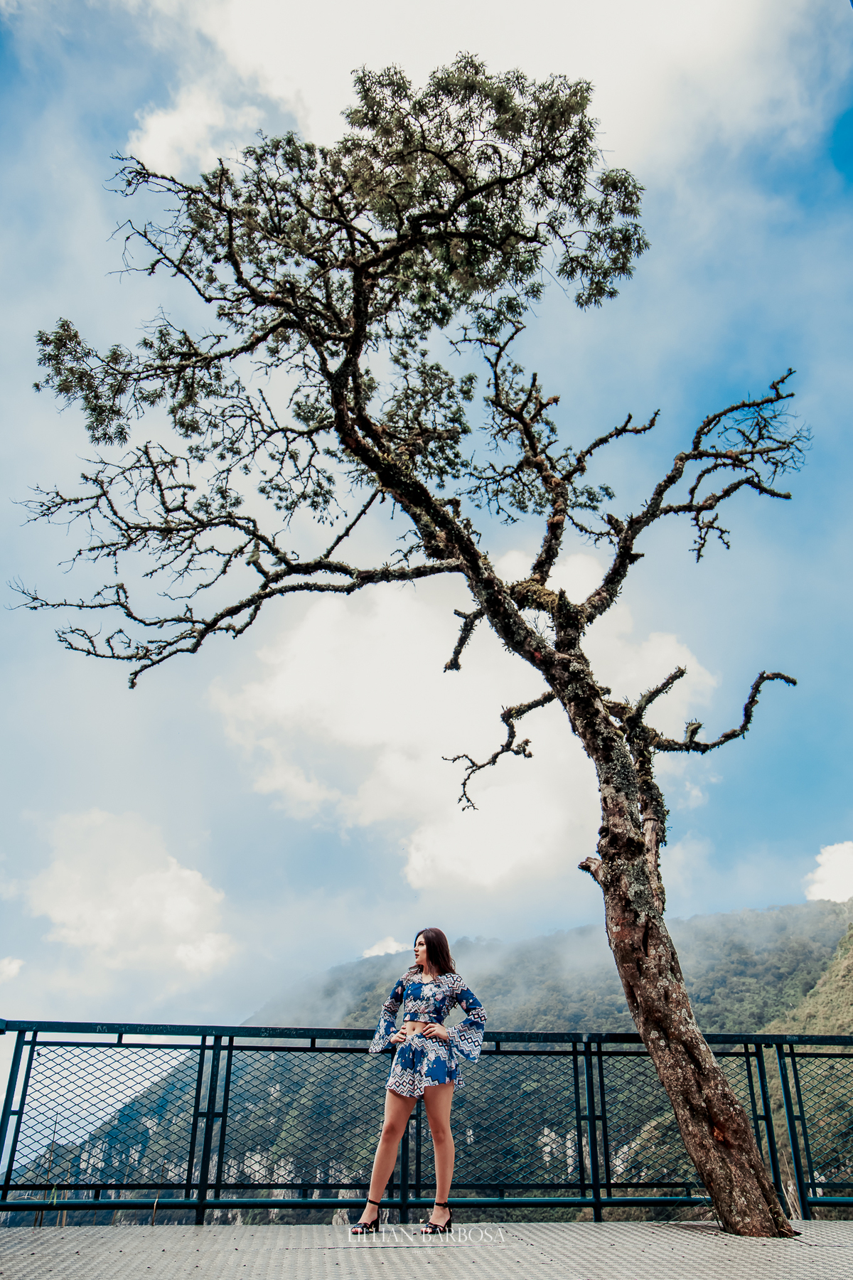 Ensaio de 15 anos externo na serra do Rio do rastro, Santa Catarina, dia de sol, balão de coração, Lillian Barbosa Fotografia.