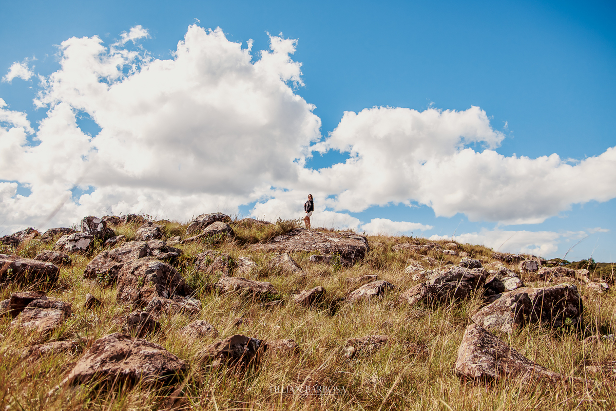 Ensaio de 15 anos externo na serra do Rio do rastro, Santa Catarina, dia de sol, balão de coração, Lillian Barbosa Fotografia.