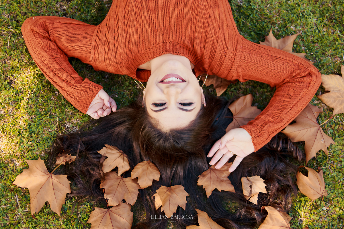 Ensaio de 15 anos externo na serra do Rio do rastro, Santa Catarina estilo de outono com folhas, flores Lillian Barbosa Fotografia.