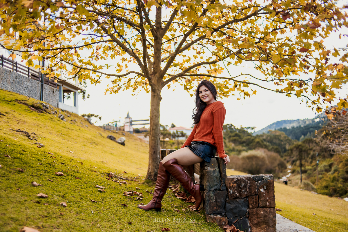 Ensaio de 15 anos externo na serra do Rio do rastro, Santa Catarina estilo de outono com folhas, flores Lillian Barbosa Fotografia.