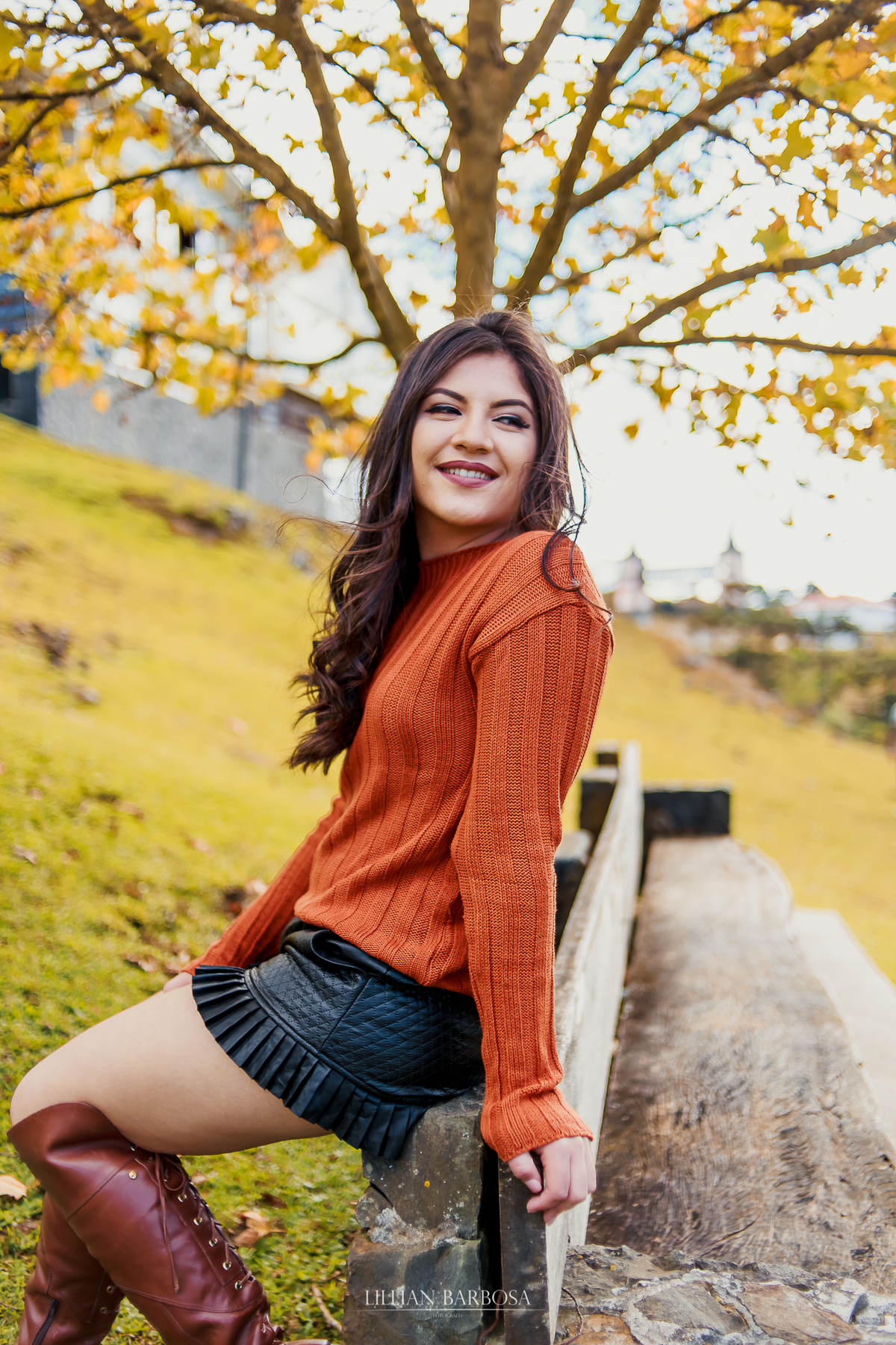 Ensaio de 15 anos externo na serra do Rio do rastro, Santa Catarina estilo de outono com folhas, flores Lillian Barbosa Fotografia.
