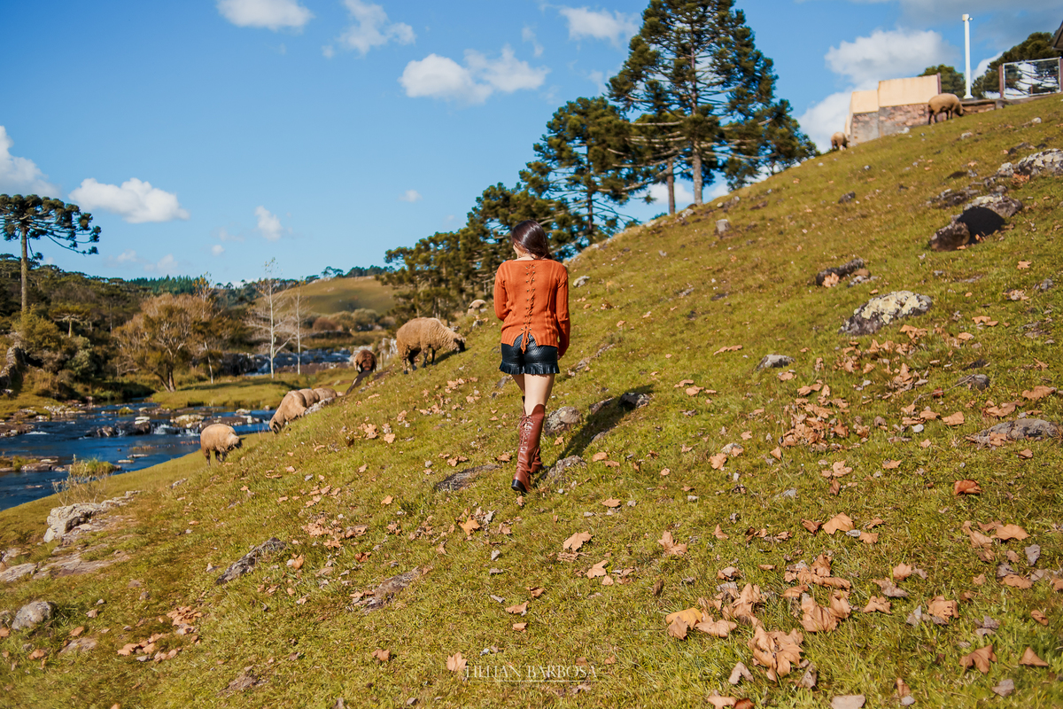 Ensaio de 15 anos externo na serra do Rio do rastro, Santa Catarina estilo de outono com folhas, flores Lillian Barbosa Fotografia.
