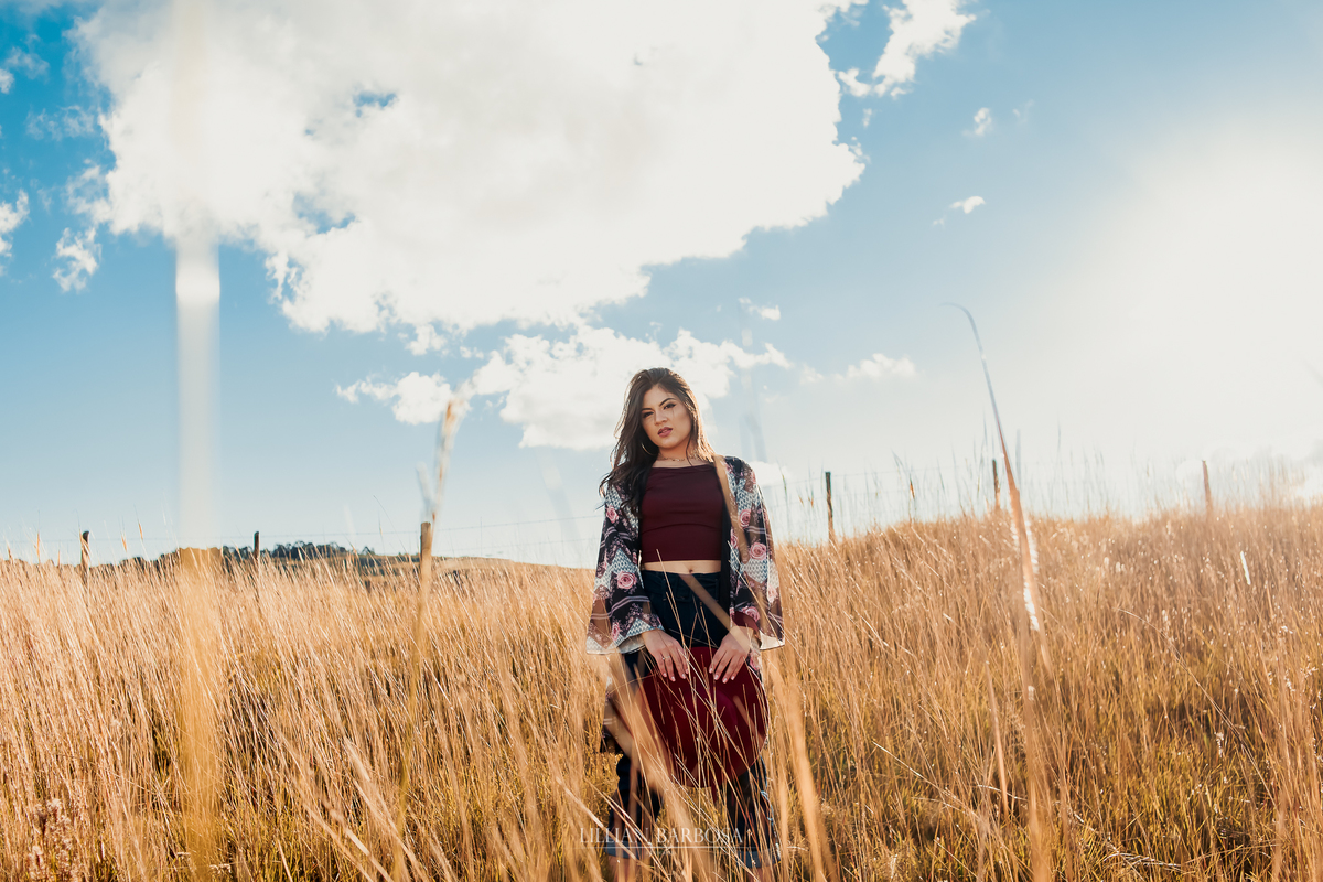 Ensaio de 15 anos externo na serra do Rio do rastro, Santa Catarina, estilo boho, por do sol, flare na foto, Lillian Barbosa Fotografia.
