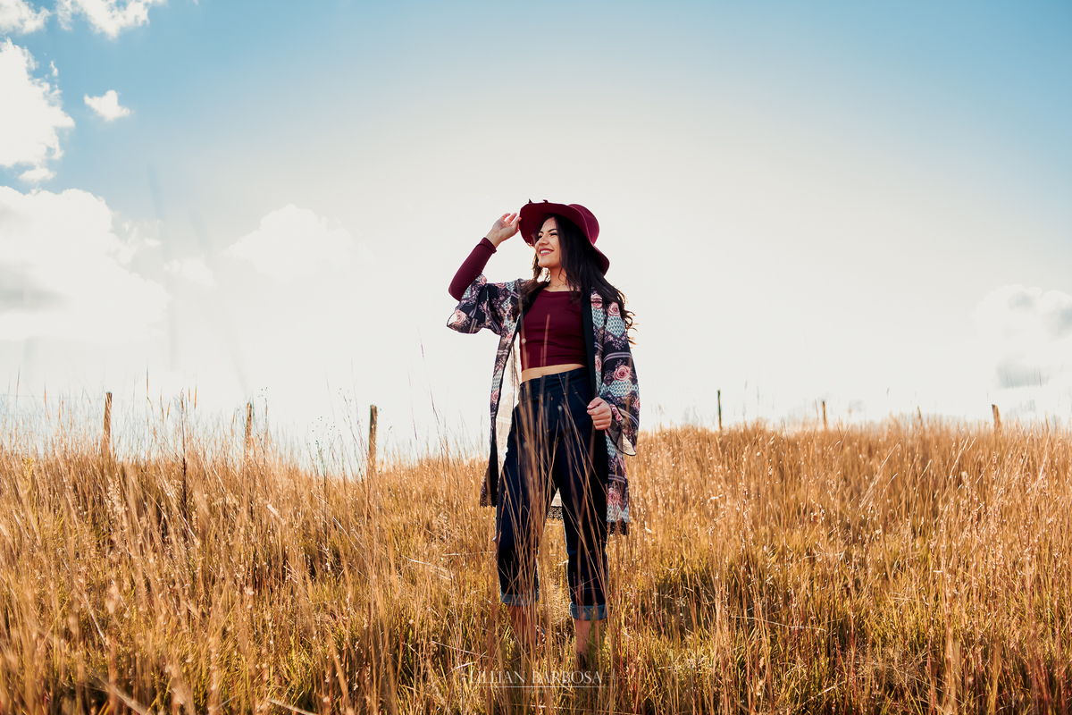 Ensaio de 15 anos externo na serra do Rio do rastro, Santa Catarina, estilo boho, por do sol, flare na foto, Lillian Barbosa Fotografia.