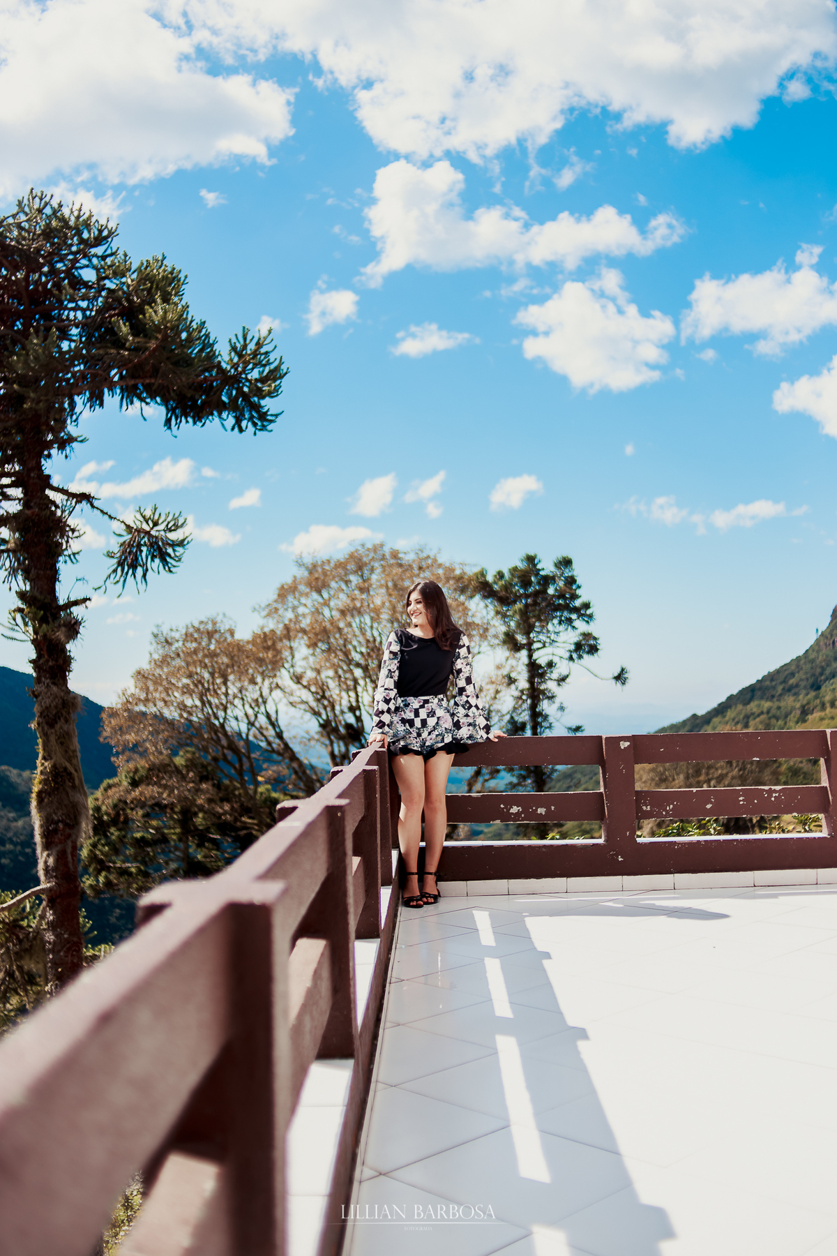 Ensaio de 15 anos externo na serra do Rio do rastro, Santa Catarina, dia de sol, balão de coração, Lillian Barbosa Fotografia.