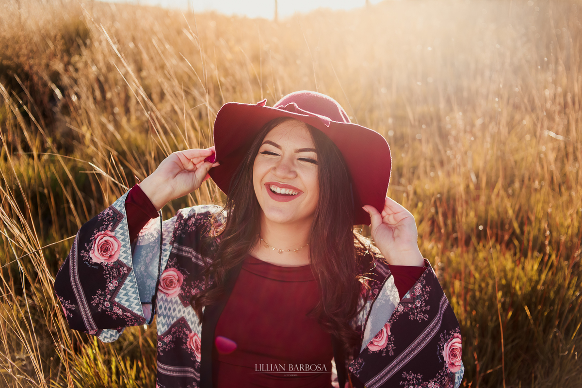 Ensaio de 15 anos externo na serra do Rio do rastro, Santa Catarina, estilo boho, por do sol, flare na foto, Lillian Barbosa Fotografia.