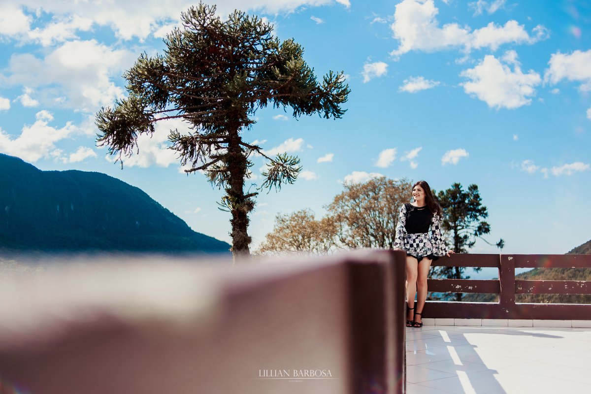 Ensaio de 15 anos externo na serra do Rio do rastro, Santa Catarina, dia de sol, balão de coração, Lillian Barbosa Fotografia.