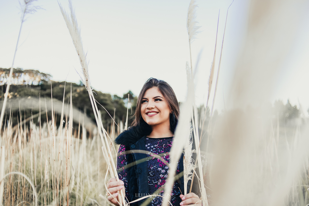 Ensaio de 15 anos externo na serra do Rio do rastro, Santa Catarina, estilo boho, por do sol, flare na foto, Lillian Barbosa Fotografia.
