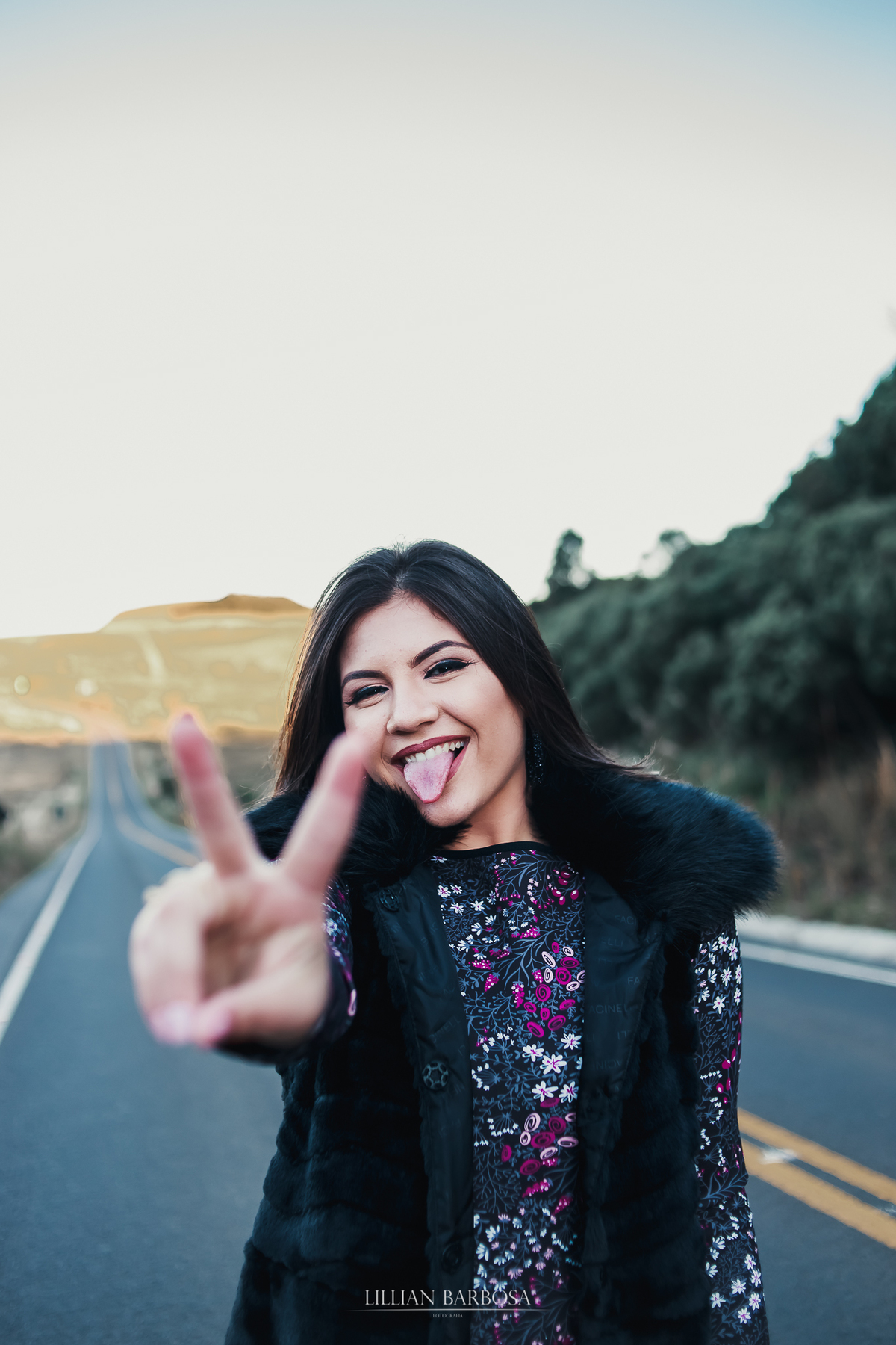 Ensaio de 15 anos externo na serra do Rio do rastro, Santa Catarina, estilo boho, por do sol, flare na foto, Lillian Barbosa Fotografia.