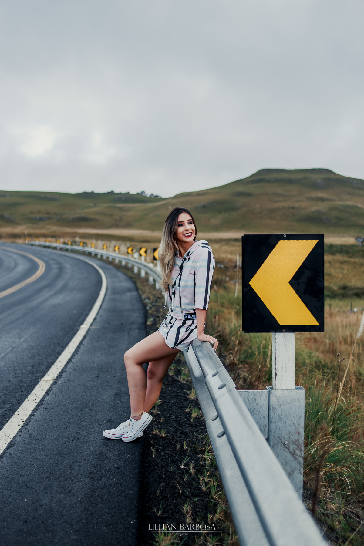 ensaio feminino na serra do rio do rastro,  lauro muller estilo tumblr no meio da estrada bom jardim da serra