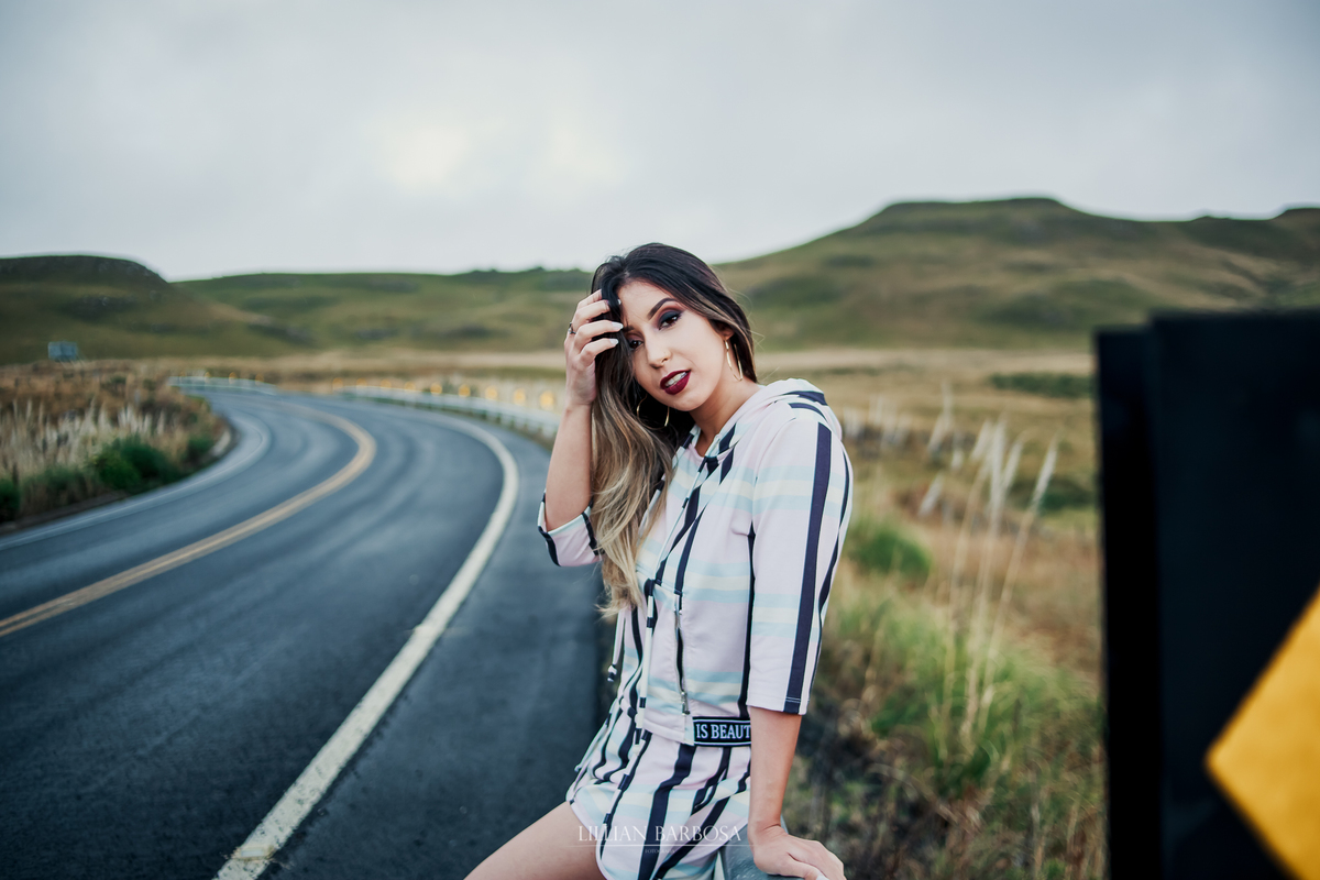 ensaio feminino na serra do rio do rastro,  lauro muller estilo tumblr no meio da estrada bom jardim da serra