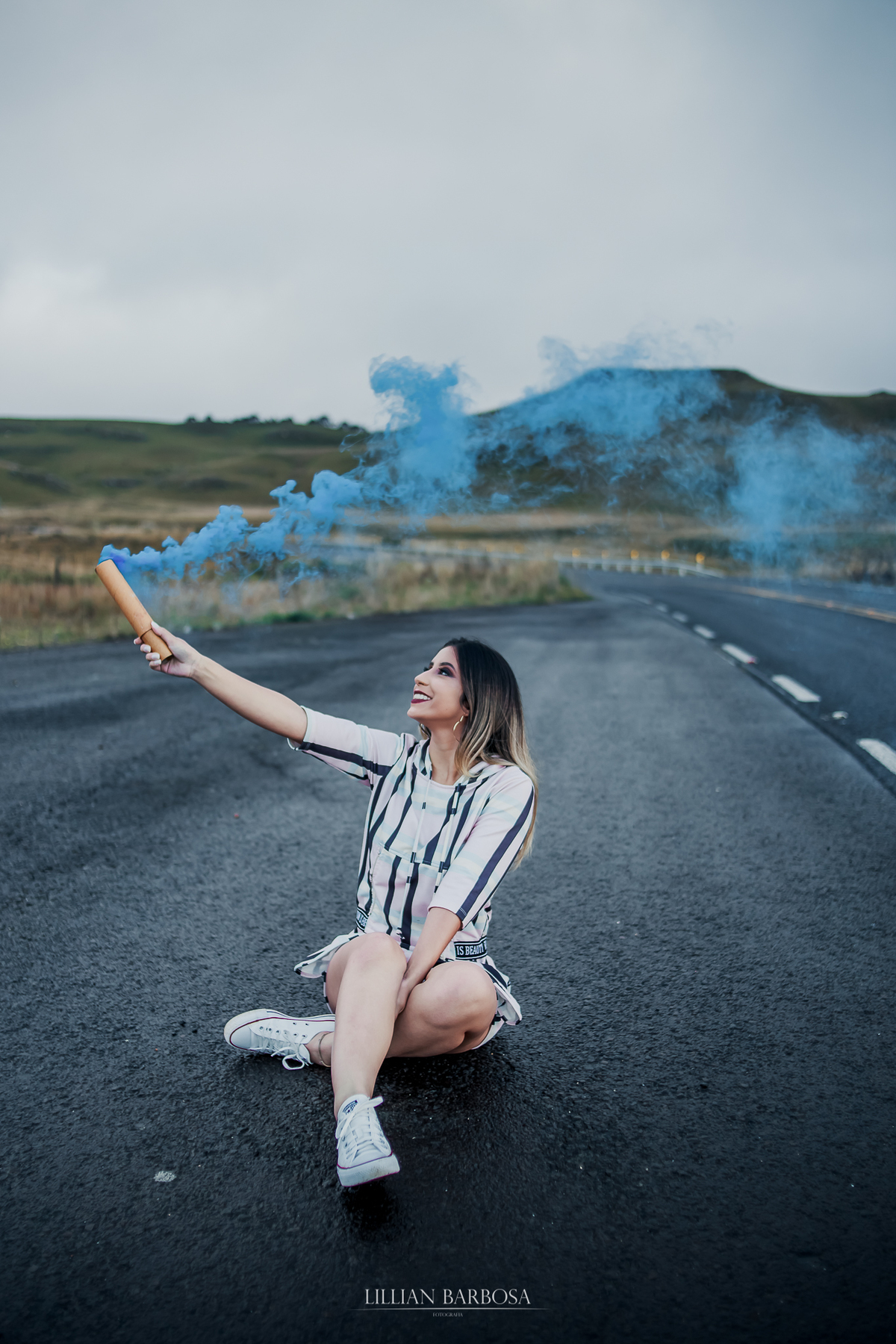 ensaio feminino na serra do rio do rastro,  lauro muller estilo tumblr no meio da estrada bom jardim da serra com sinalizador colorido azul