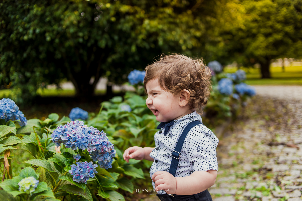 ensaio externo  infantil de menino de 1 ano em um jardim, jardim do castelo de lauro muller
