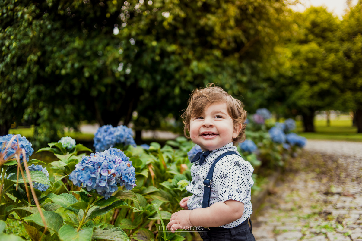 ensaio externo  infantil de menino de 1 ano em um jardim, jardim do castelo de lauro muller