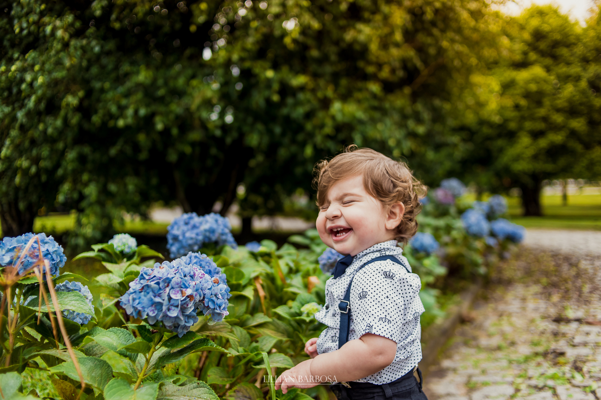 ensaio externo  infantil de menino de 1 ano em um jardim, jardim do castelo de lauro muller