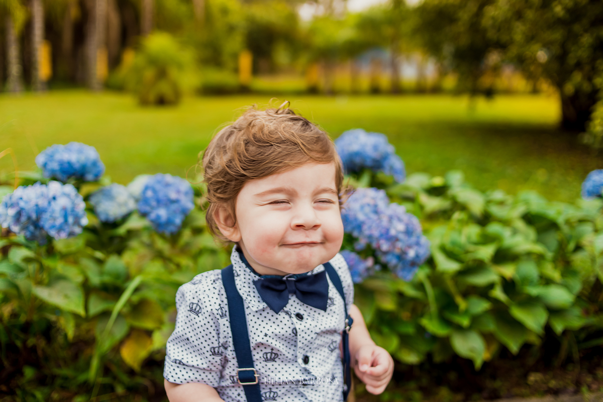 ensaio externo  infantil de menino de 1 ano em um jardim, jardim do castelo de lauro muller