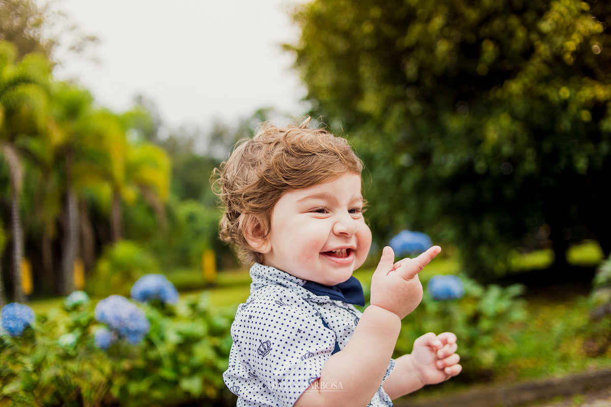 ensaio externo  infantil de menino de 1 ano em um jardim, jardim do castelo de lauro muller