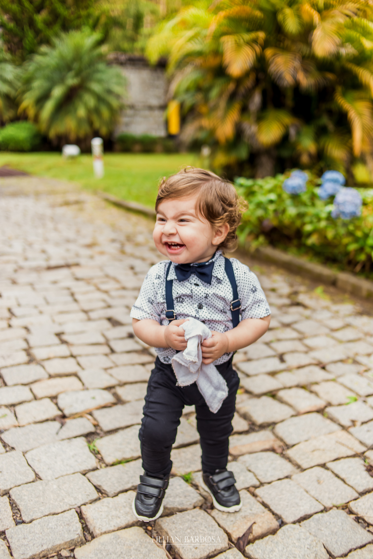ensaio externo  infantil de menino de 1 ano em um jardim, jardim do castelo de lauro muller