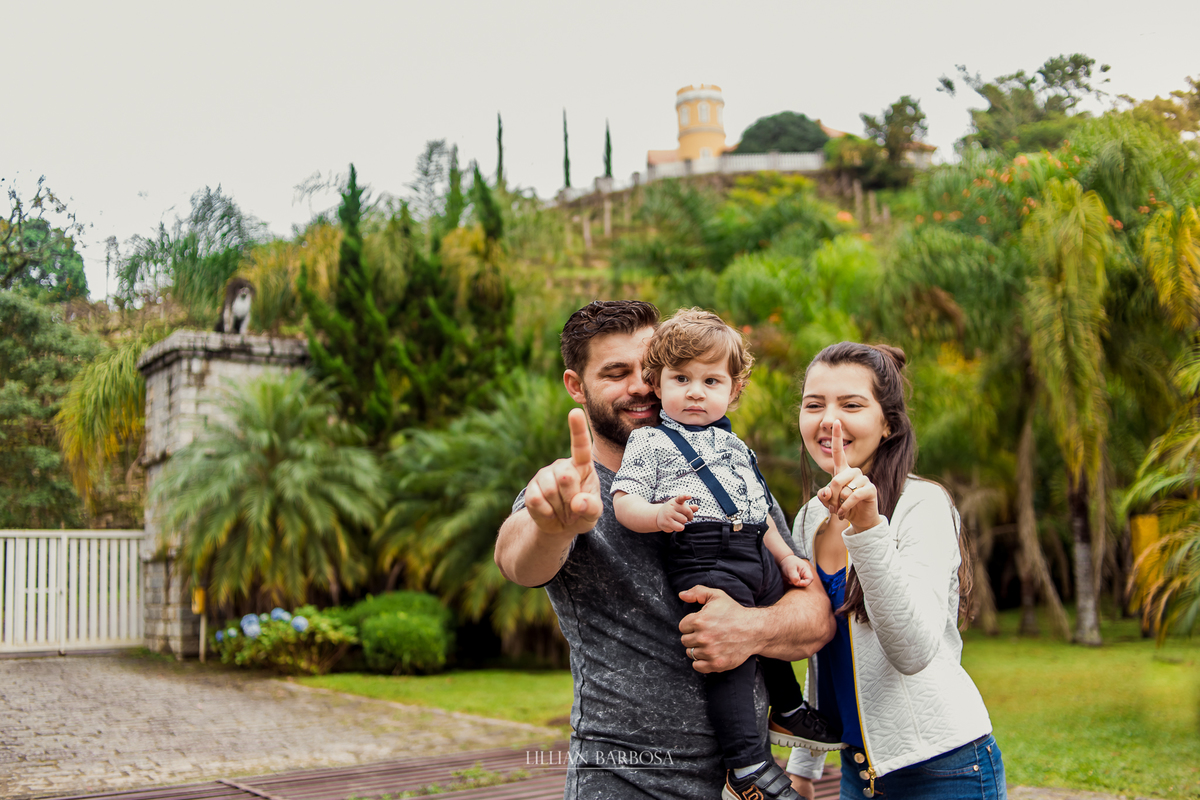 ensaio externo  infantil de menino de 1 ano em um jardim, jardim do castelo de lauro muller com familia