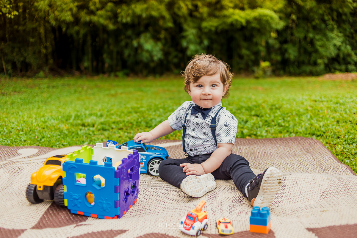 ensaio externo  infantil de menino de 1 ano em um jardim, jardim do castelo de lauro muller 