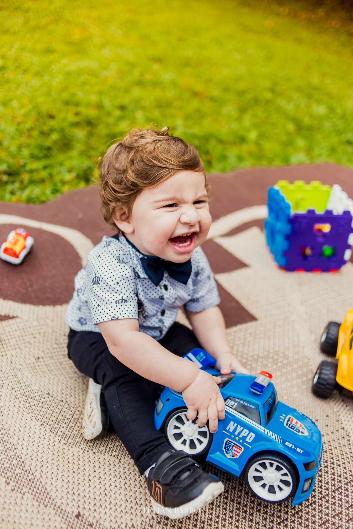 ensaio externo  infantil de menino de 1 ano em um jardim, jardim do castelo de lauro muller
