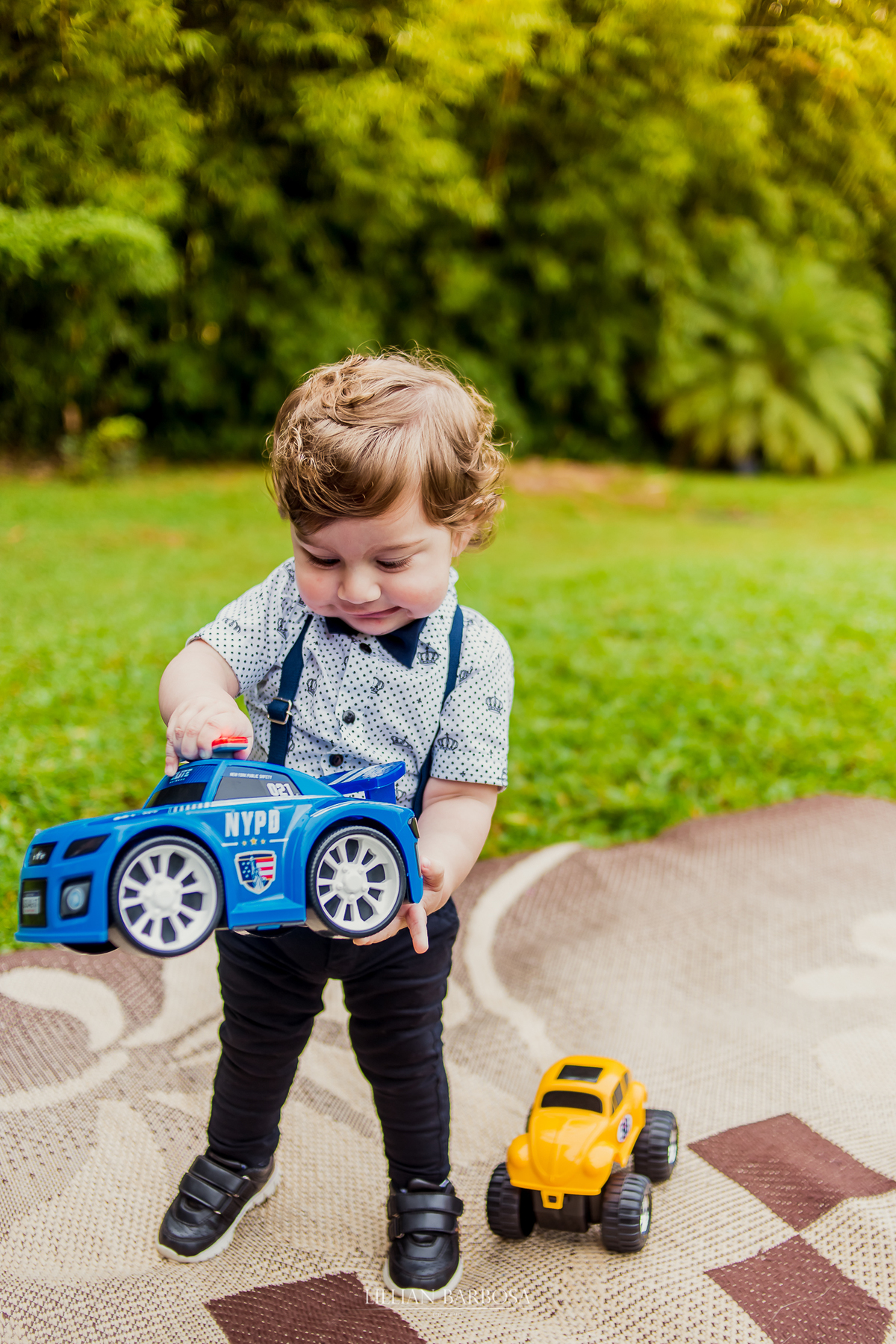 ensaio externo  infantil de menino de 1 ano em um jardim, jardim do castelo de lauro muller