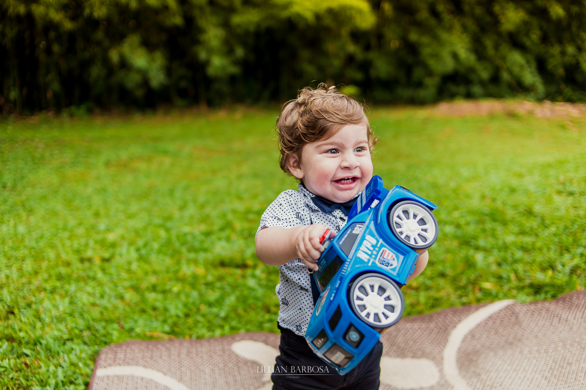ensaio externo  infantil de menino de 1 ano em um jardim, jardim do castelo de lauro muller