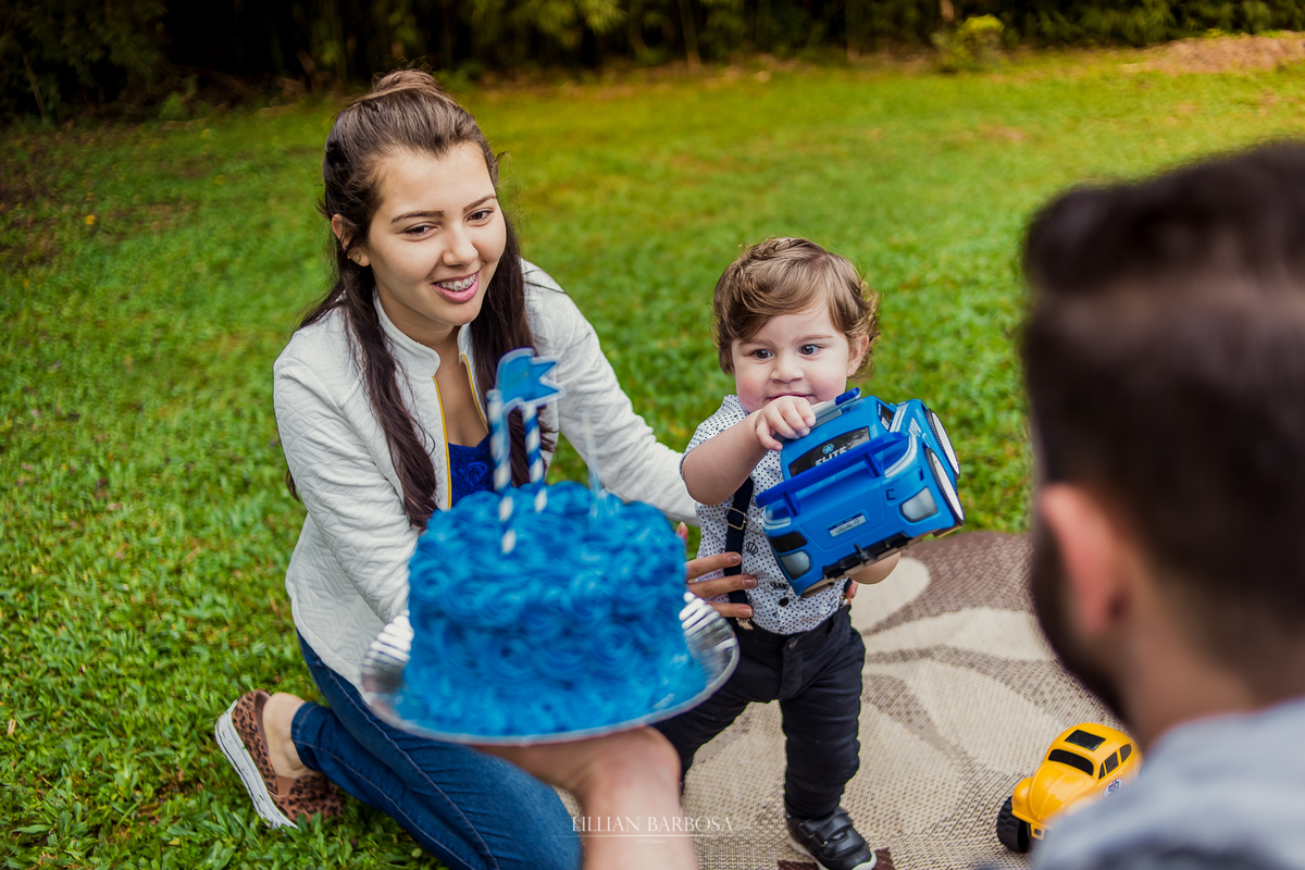 ensaio externo  infantil de menino de 1 ano em um jardim, jardim do castelo de lauro muller smash the cake