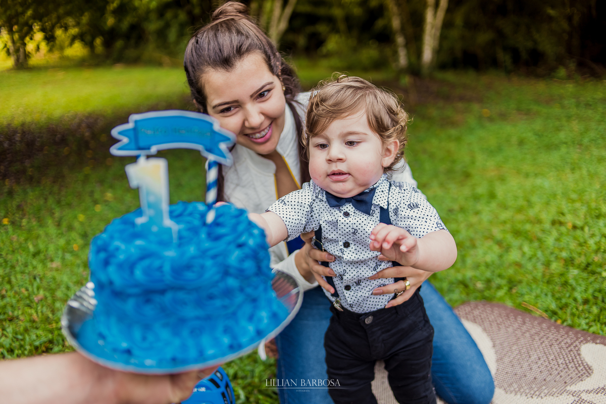 ensaio externo  infantil de menino de 1 ano em um jardim, jardim do castelo de lauro muller smash the cake