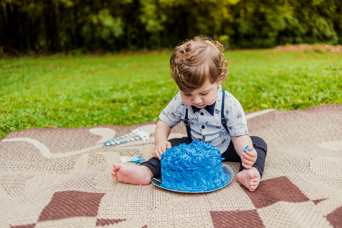 ensaio externo  infantil de menino de 1 ano em um jardim, jardim do castelo de lauro muller smash the cake