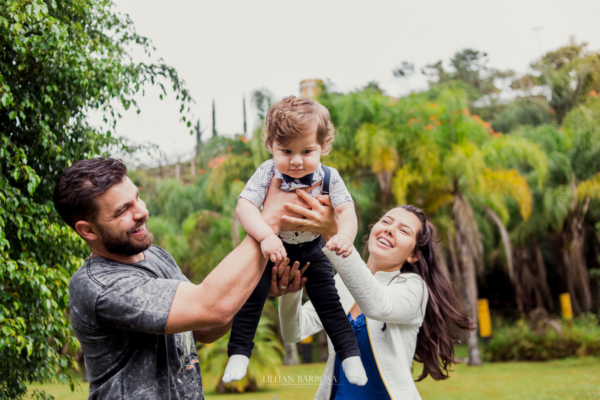 ensaio externo  infantil de menino de 1 ano em um jardim, jardim do castelo de lauro muller com familia