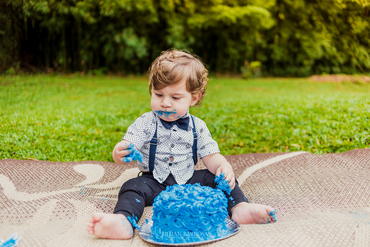 ensaio externo  infantil de menino de 1 ano em um jardim, jardim do castelo de lauro muller smash the cake