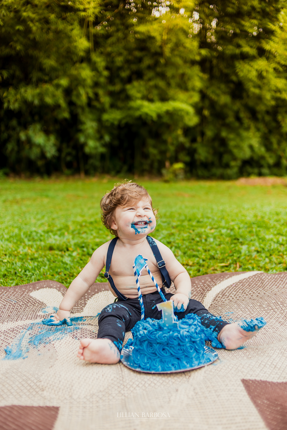ensaio externo  infantil de menino de 1 ano em um jardim, jardim do castelo de lauro muller smash the cake
